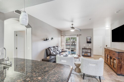 The Coyote Den: King Suite, 2 sparkling pools, ground floor 