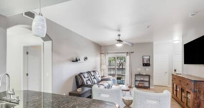 The Coyote Den: King Suite, 2 sparkling pools, ground floor