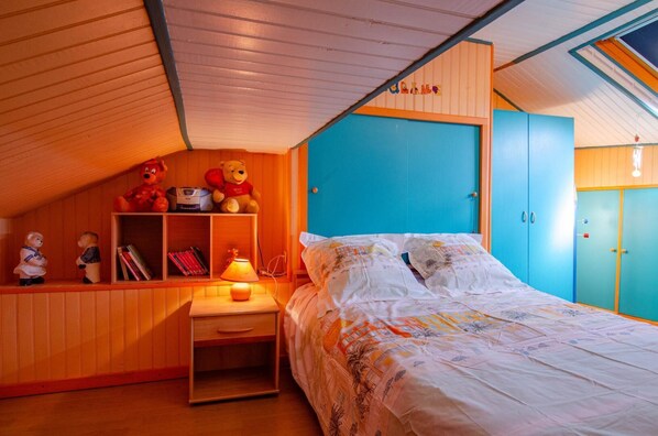 1 bedroom, travel cot