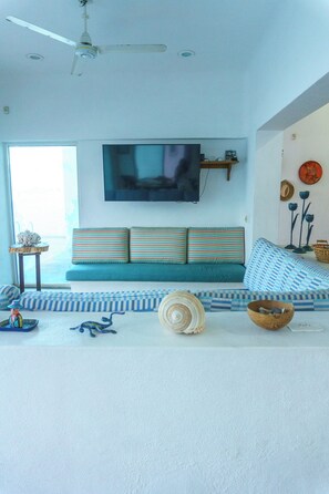 Smart TV - Luxury 4-bedroom house with Private Pool, WiFi, AC in Barra de Navidad, Jalisco (Barra de Navidad)