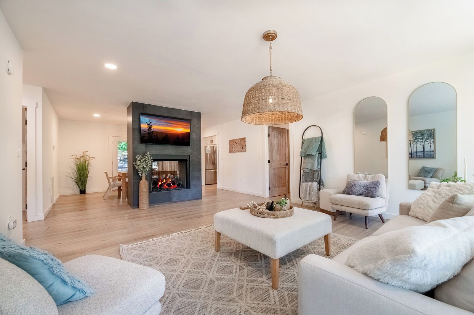 Smart-tv, een open haard en tafelvoetbal