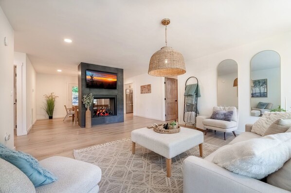 Smart-tv, eldstad och bordsfotboll