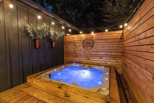 Soothing Soaks, Fireside Chats, Movie Nights, Rainfall Showers & Local Fun - Modern Mountain Retreat