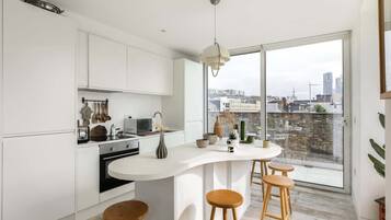 Coffee/tea maker, fridge, microwave, oven