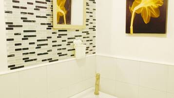 Douche, articles de toilette gratuits, serviettes fournies