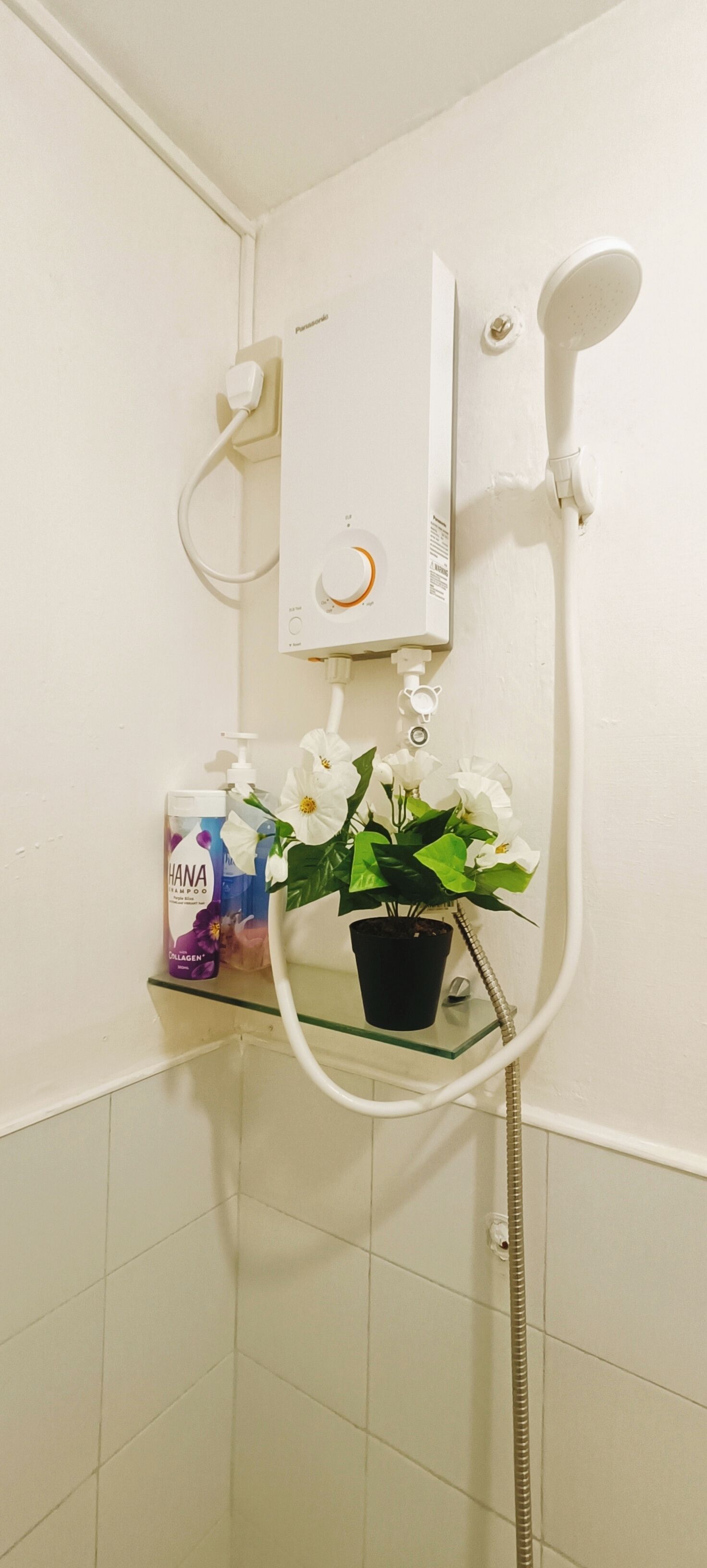 Dusche, kostenlose Toilettenartikel, Handtücher