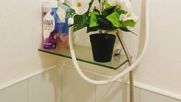 Dusche, kostenlose Toilettenartikel, Handtücher