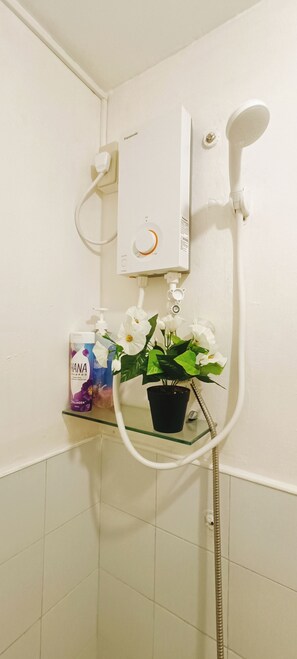 Chuveiro, produtos de toalete grátis, toalhas de banho 