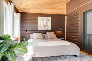 Escritorio, tabla de planchar con plancha, wifi gratis y ropa de cama 