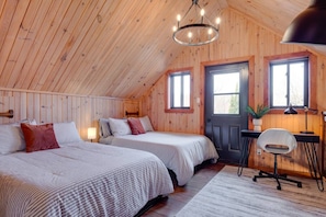 Escritorio, tabla de planchar con plancha, wifi gratis y ropa de cama