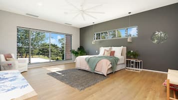 5 bedrooms, desk, iron/ironing board, WiFi