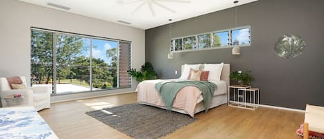 5 bedrooms, desk, iron/ironing board, WiFi