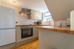 冷蔵庫、電子レンジ、オーブン、コンロ