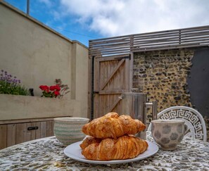 Outdoor dining - Stylish Central Margate Home – Old Town & Beach (Margate)