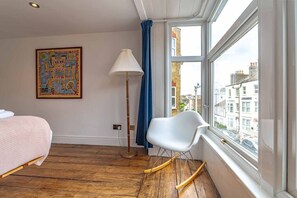 3 habitaciones, tabla de planchar con plancha, cuna de viaje y wifi