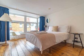 3 bedrooms, iron/ironing board, travel cot, WiFi - Stylish Central Margate Home – Old Town & Beach (Margate)