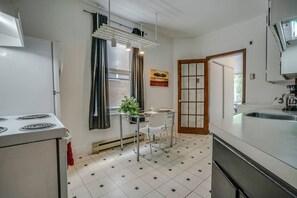 Mikrobølgeovn, ovn, kokeplater og oppvaskmaskin