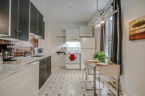 Mikrobølgeovn, ovn, kokeplater og oppvaskmaskin