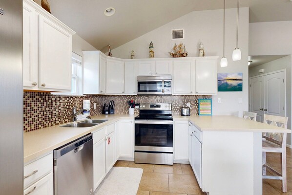 Fridge, microwave, stovetop, dishwasher