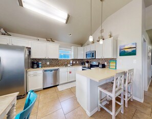 ثلاجة، ميكروويف، موقد طهي مسطح، غسالة أطباق