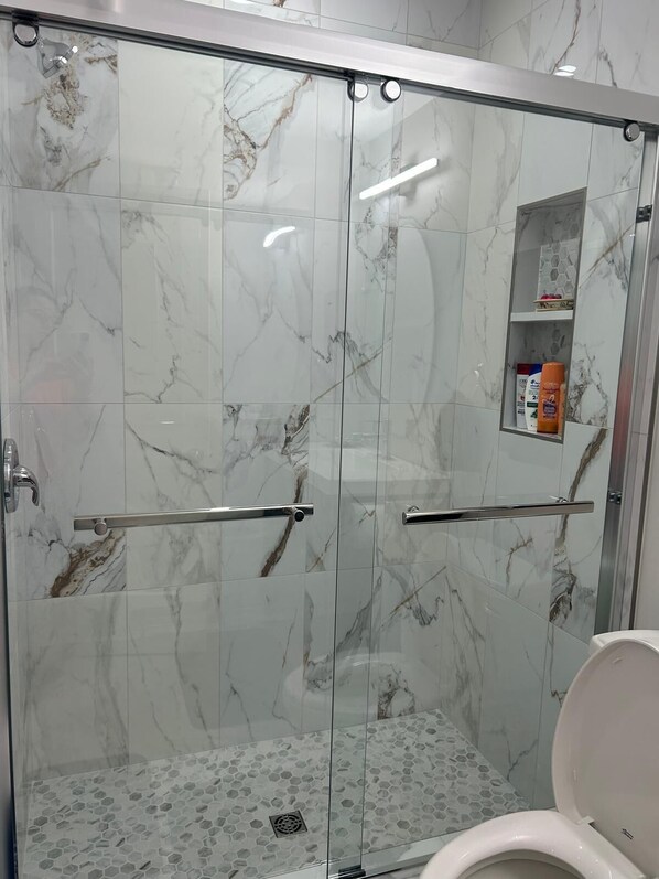 Dusche, Haartrockner, Handtücher, Seife