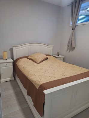 2 chambres, fer et planche à repasser, Wi-Fi, draps fournis