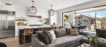 3BR Newport Luxury Rooftop Deck Hottub Parking