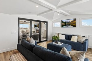 3 bedrooms - 3BR Loft Ocean View Rooftop Hot Tub Parking (Newport Beach)
