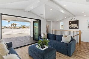 3 bedrooms - 3BR Newport Luxury Rooftop Deck Hottub Parking (Newport Beach)