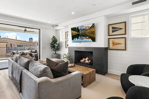 3 bedrooms - 3BR Newport Luxury Rooftop Deck Hottub Parking (Newport Beach)