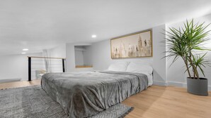 2 bedrooms, iron/ironing board, WiFi, bed sheets - The Casita Retreat Near Beaches & Downtown (Oceanside)
