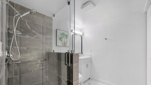 Shower, hair dryer, towels, soap - The Casita Retreat Near Beaches & Downtown (Oceanside)