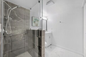 Douche, sèche-cheveux, serviettes fournies, savon