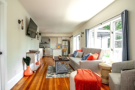 House | 3 bedrooms, desk. Lakeview Getaway With Hot Tub