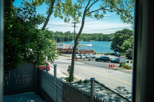 Lakeview Getaway With Hot Tub