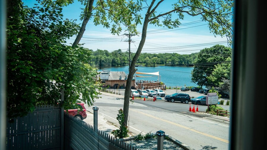 Lakeview Getaway With Hot Tub