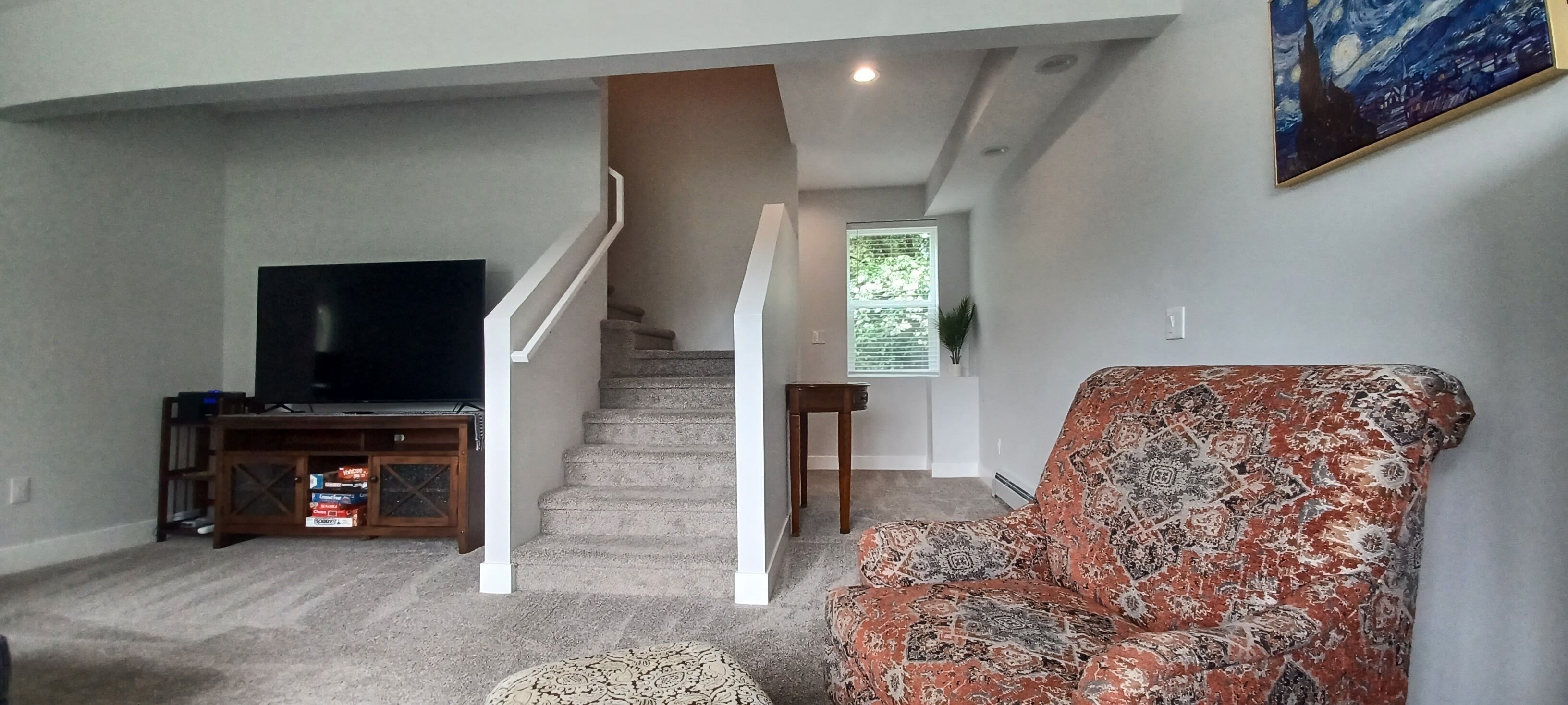 Smart-TV, bøker og stereoanlegg