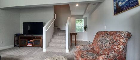 Una Smart TV, libros, un reproductor estéreo