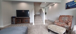 Smart TV, books, stereo - NightSky stay in Anchorage, AK (Anchorage)