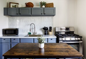 Microondas, horno, placa de cocina