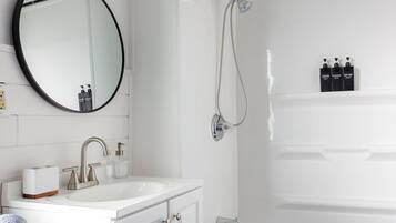 吹风机、毛巾、肥皂、卫生纸