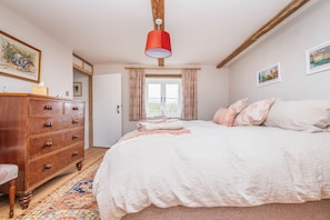 4 slaapkamers, een bureau, een strijkplank/strijkijzer, wifi