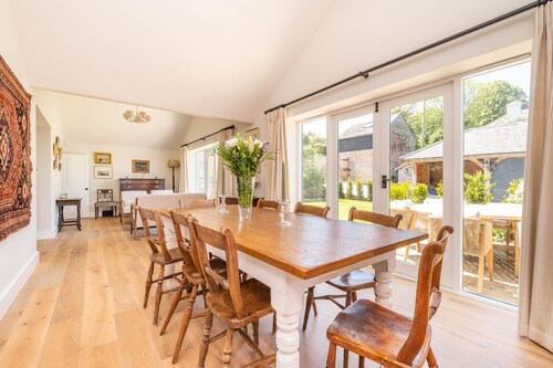 Sheepdown by inspirestays.com - a cottage that sleeps 8 guests in 4 bedrooms