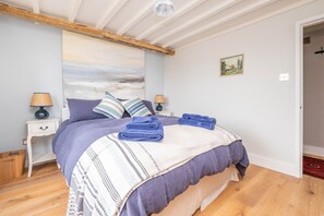4 bedrooms, desk, iron/ironing board, WiFi