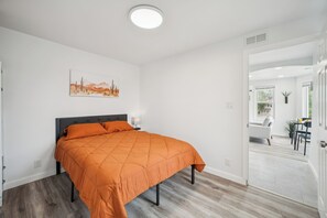 1 habitación, tabla de planchar con plancha, wifi gratis y ropa de cama 