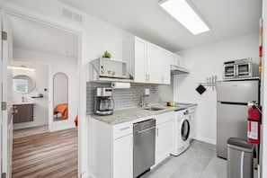 Micro-ondes, four, plaque de cuisson, lave-vaisselle