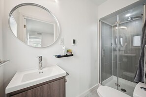 Een douche, een haardroger, handdoeken, zeep