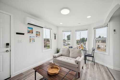 15 min. to Detroit center - bathroom with floor heating - free curbside parking