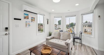 15 min. to Detroit center - bathroom with floor heating - free curbside parking