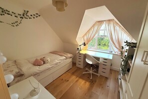 3 bedrooms, desk, iron/ironing board, WiFi